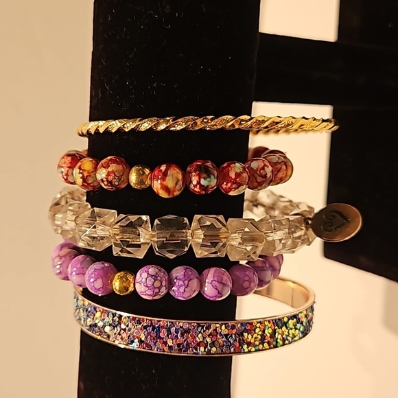 5 Bracelets, 3 Stretch & 2 2 1/2" Bangles - Picture 1 of 6